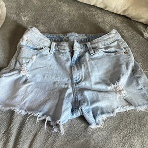 Short ripped jeans